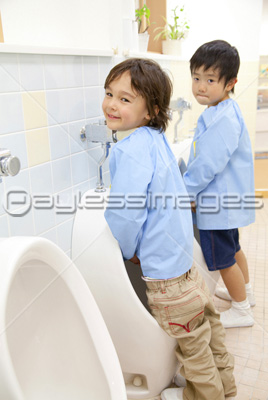 トイレをする幼稚園児 ストックフォトの定額制ペイレスイメージズ