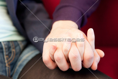 手を握るカップルの手元 ストックフォトの定額制ペイレスイメージズ