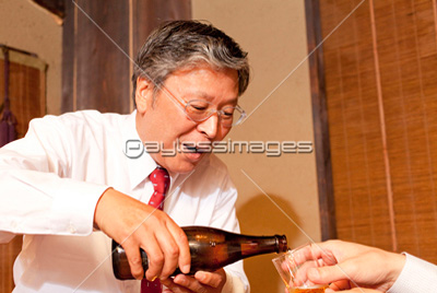 お酌するビジネスマン ストックフォトの定額制ペイレスイメージズ