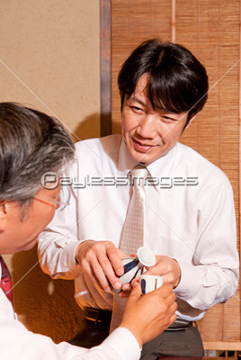 お酌するビジネスマン ストックフォトの定額制ペイレスイメージズ