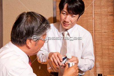 お酌するビジネスマン ストックフォトの定額制ペイレスイメージズ