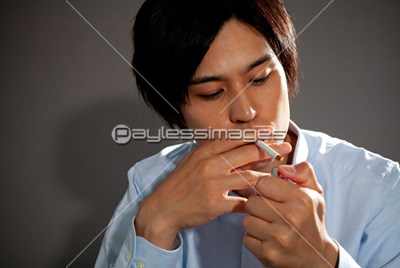 タバコに火をつける男性 ストックフォトの定額制ペイレスイメージズ