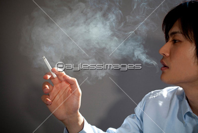 タバコを吸う男性 商用利用可能な写真素材 イラスト素材ならストックフォトの定額制ペイレスイメージズ
