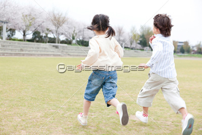 公園を走る子供 ストックフォトの定額制ペイレスイメージズ