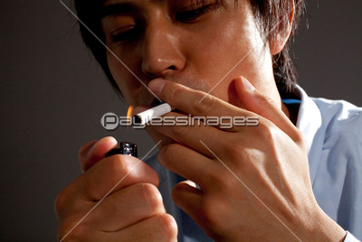 タバコを吸う男性 商用利用可能な写真素材 イラスト素材ならストックフォトの定額制ペイレスイメージズ
