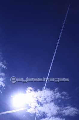 アメリカの青空と飛行機雲