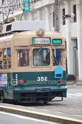 広島を走る旧型路面電車のアップ