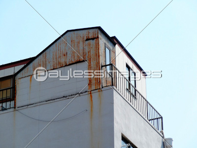 ビル屋上の建て増しプレハブ 商用利用可能な写真素材 イラスト素材ならストックフォトの定額制ペイレスイメージズ ビル屋上の建て増しプレハブ 商用利用可能な写真素材 イラスト素材ならストックフォトの定額制ペイレスイメージズ