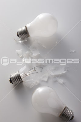 割れた電球 商用利用可能な写真素材 イラスト素材ならストックフォトの定額制ペイレスイメージズ