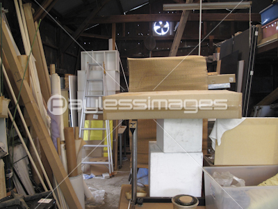 雑然とした倉庫内 商用利用可能な写真素材 イラスト素材ならストックフォトの定額制ペイレスイメージズ