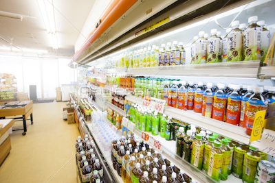 スーパーマーケットの飲み物の陳列棚 商用利用可能な写真素材 イラスト素材ならストックフォトの定額制ペイレスイメージズ