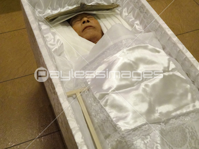 棺に入った遺体 ストックフォトの定額制ペイレスイメージズ