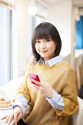 スマホを持つ女の子 ストックフォトの定額制ペイレスイメージズ