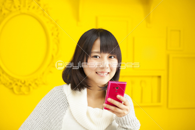 スマホを見る女の子 商用利用可能な写真素材 イラスト素材ならストックフォトの定額制ペイレスイメージズ