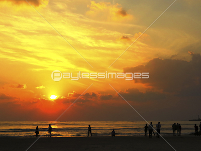 黄昏時の浜辺と人影 商用利用可能な写真素材 イラスト素材ならストックフォトの定額制ペイレスイメージズ