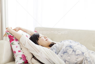 ソファで昼寝をする女性 商用利用可能な写真素材 イラスト素材ならストックフォトの定額制ペイレスイメージズ