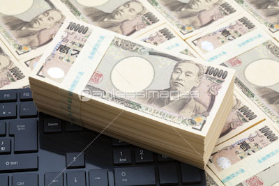 札束とスマホ 商用利用可能な写真素材 イラスト素材ならストックフォトの定額制ペイレスイメージズ