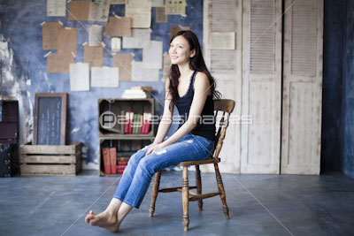 椅子に座る女性 商用利用可能な写真素材 イラスト素材ならストックフォトの定額制ペイレスイメージズ