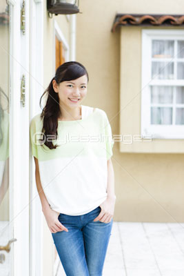 壁にもたれ掛かる女性 商用利用可能な写真素材 イラスト素材ならストックフォトの定額制ペイレスイメージズ