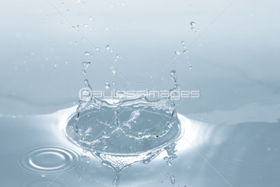 跳ねる水 商用利用可能な写真素材 イラスト素材ならストックフォトの定額制ペイレスイメージズ