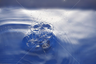 跳ねる水 商用利用可能な写真素材 イラスト素材ならストックフォトの定額制ペイレスイメージズ