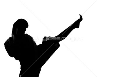 少林寺拳法をする女性のシルエット 商用利用可能な写真素材 イラスト素材ならストックフォトの定額制ペイレスイメージズ