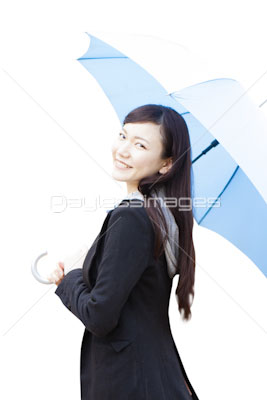傘をさして振り返る女性 商用利用可能な写真素材 イラスト素材ならストックフォトの定額制ペイレスイメージズ