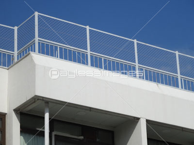 ビル屋上の安全フェンス 商用利用可能な写真素材 イラスト素材ならストックフォトの定額制ペイレスイメージズ