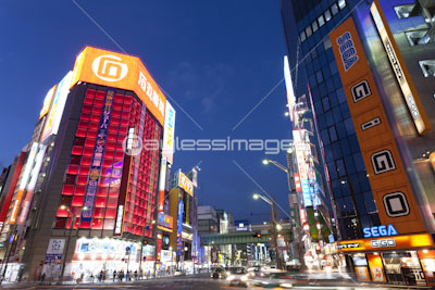 夜の秋葉原電気街 ストックフォトの定額制ペイレスイメージズ