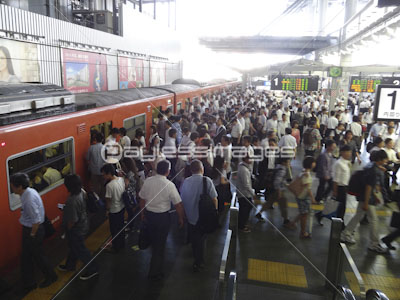 Jr大阪駅環状線の通勤ラッシュ ストックフォトの定額制ペイレスイメージズ