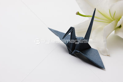 折り鶴とユリの花 商用利用可能な写真素材 イラスト素材ならストックフォトの定額制ペイレスイメージズ