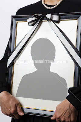 遺影を持つ喪主の女性 ストックフォトの定額制ペイレスイメージズ