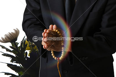 手桶に入った仏花を持つ男性 商用利用可能な写真素材 イラスト素材ならストックフォトの定額制ペイレスイメージズ