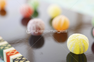 和風の飴玉 商用利用可能な写真素材 イラスト素材ならストックフォトの定額制ペイレスイメージズ