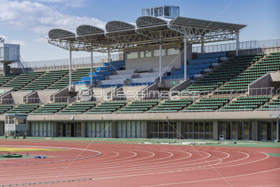 陸上競技場のメインスタンドとトラック 商用利用可能な写真素材 イラスト素材ならストックフォトの定額制ペイレスイメージズ