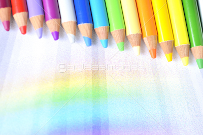虹と色鉛筆 商用利用可能な写真素材 イラスト素材ならストックフォトの定額制ペイレスイメージズ