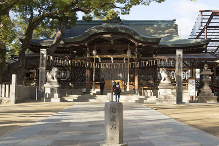 石切神社の本殿と百度石 商用利用可能な写真素材 イラスト素材ならストックフォトの定額制ペイレスイメージズ