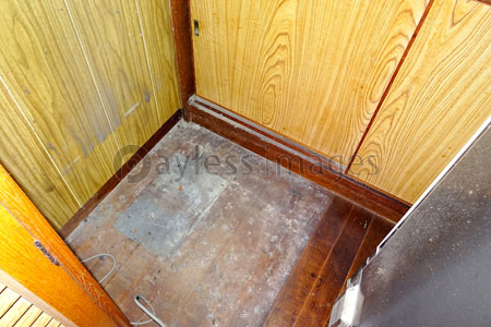 冷蔵庫設置跡の埃まみれの床 商用利用可能な写真素材 イラスト素材ならストックフォトの定額制ペイレスイメージズ