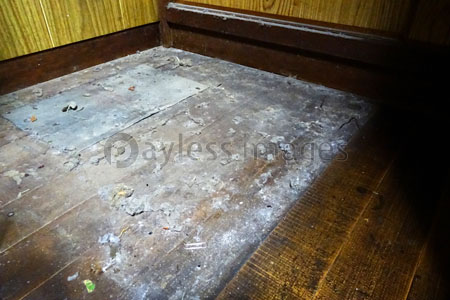 冷蔵庫設置跡の埃まみれの床 ストックフォトの定額制ペイレスイメージズ