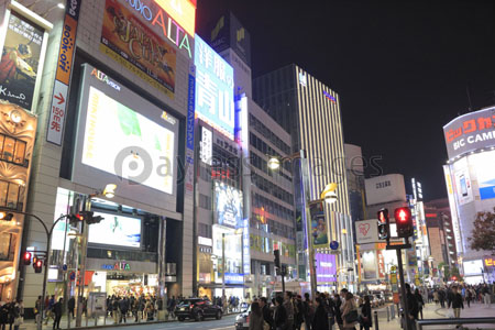 新宿駅東口アルタ前の夜景 ストックフォトの定額制ペイレスイメージズ