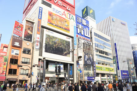 新宿駅東口アルタ前 ストックフォトの定額制ペイレスイメージズ