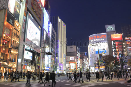 新宿駅東口アルタ前の夜景 ストックフォトの定額制ペイレスイメージズ