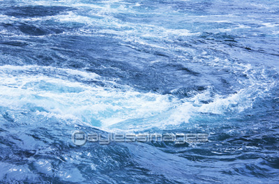 鳴門海峡の渦潮 ストックフォトの定額制ペイレスイメージズ