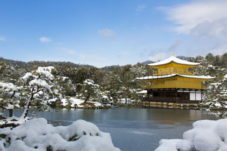 金閣寺の雪景色 - 商用利用可能な写真素材・イラスト素材ならストック