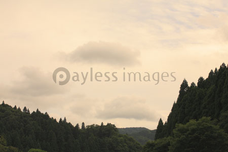 曇り空と山並みの写真 イラスト素材 Gf1380658673 ペイレスイメージズ