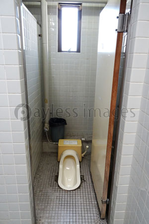 昔の水洗トイレの写真 イラスト素材 写真素材 ストックフォトの定額制ペイレスイメージズ