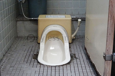 昔の水洗トイレ 商用利用可能な写真素材 イラスト素材ならストックフォトの定額制ペイレスイメージズ