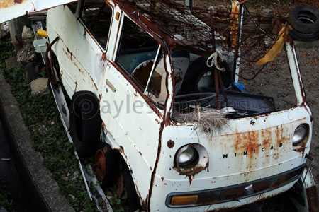 不法投棄された廃車 商用利用可能な写真素材 イラスト素材ならストックフォトの定額制ペイレスイメージズ