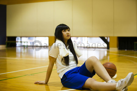 体育館の床に座る女の子 ストックフォトの定額制ペイレスイメージズ