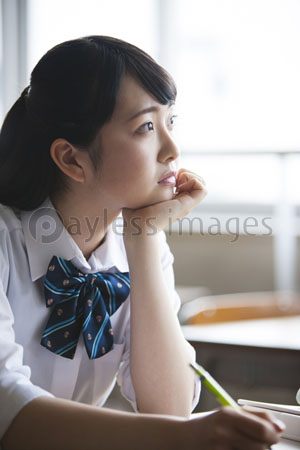悩む女子高生 商用利用可能な写真素材 イラスト素材ならストックフォトの定額制ペイレスイメージズ